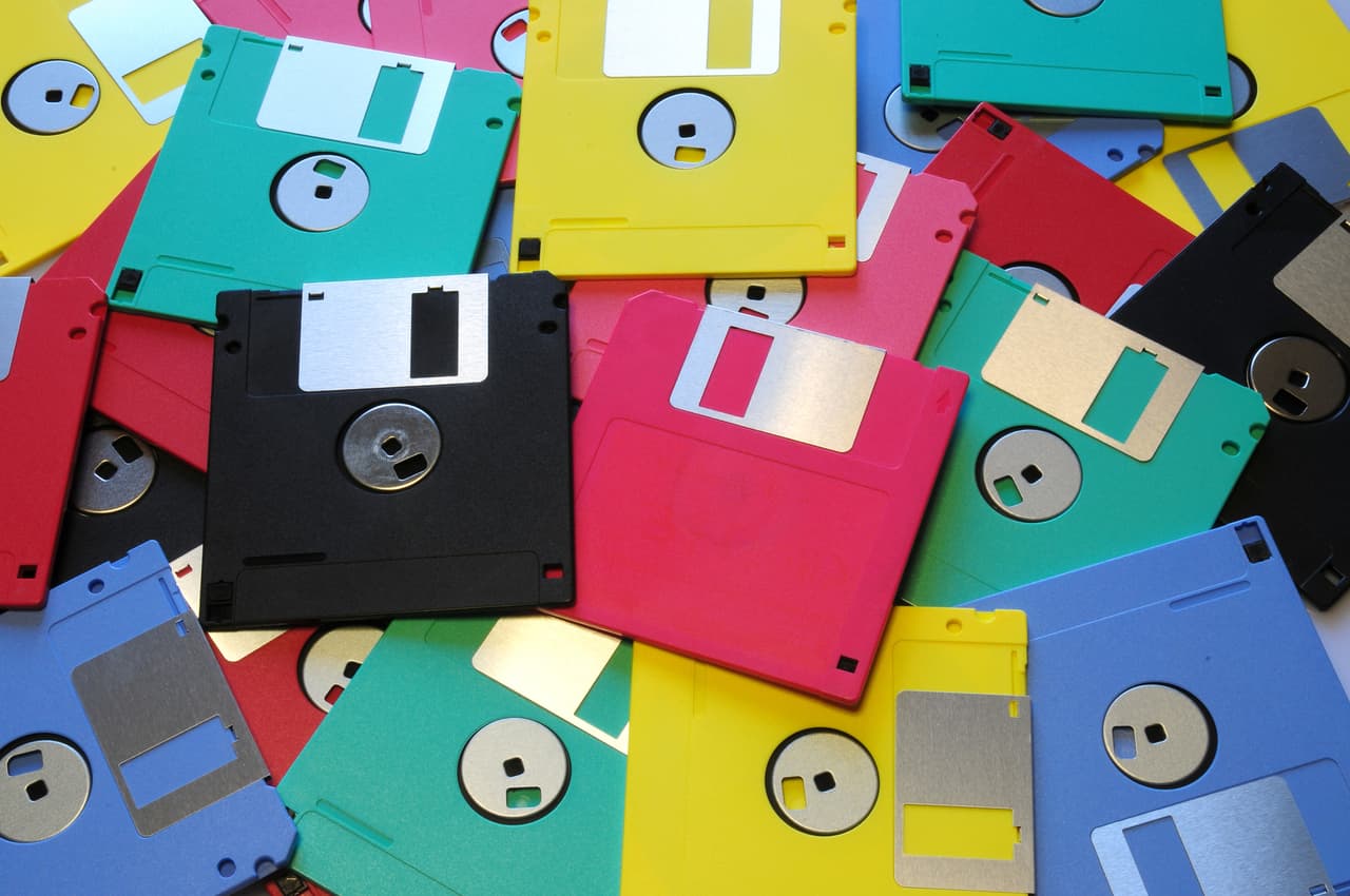 <b>Floppy Disk.</b>
<br>
<br>Mucho antes de la nube, las memorias USB y otros dispositivos de memoria portátiles, había que usar los disquetes. Ahora parecen piezas de una cultura antigua pero en las décadas 1980 y 1990 eran indispensables y muy populares. En 1991 los disquetes podían contener un máximo de 2.8 MB de memoria, hoy apenas suficiente para almacenar una fotografía digital mediana.
<br>