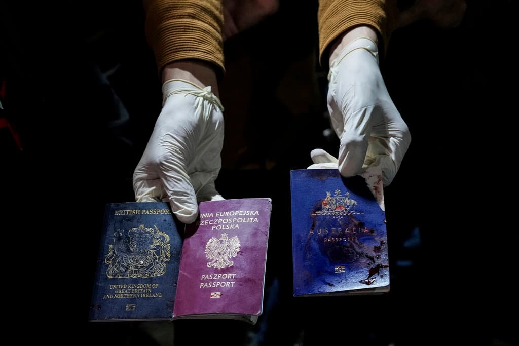 Los pasaportes manchados de sangre de tres de los trabajadores de World Central Kitchen asesinados en Gaza, hallados en el lugar de los hechos.