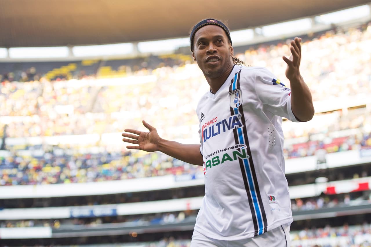El mediocampista brasileño
<b>Ronaldinho Gaúcho</b> llegó a Querétaro en 2015 tras ser campeón del mundo en Corea-Japón 2002, ganar el Balón de Oro en 2005 y la Champions League en 2006 con el Barcelona, entre otros tantos títulos.