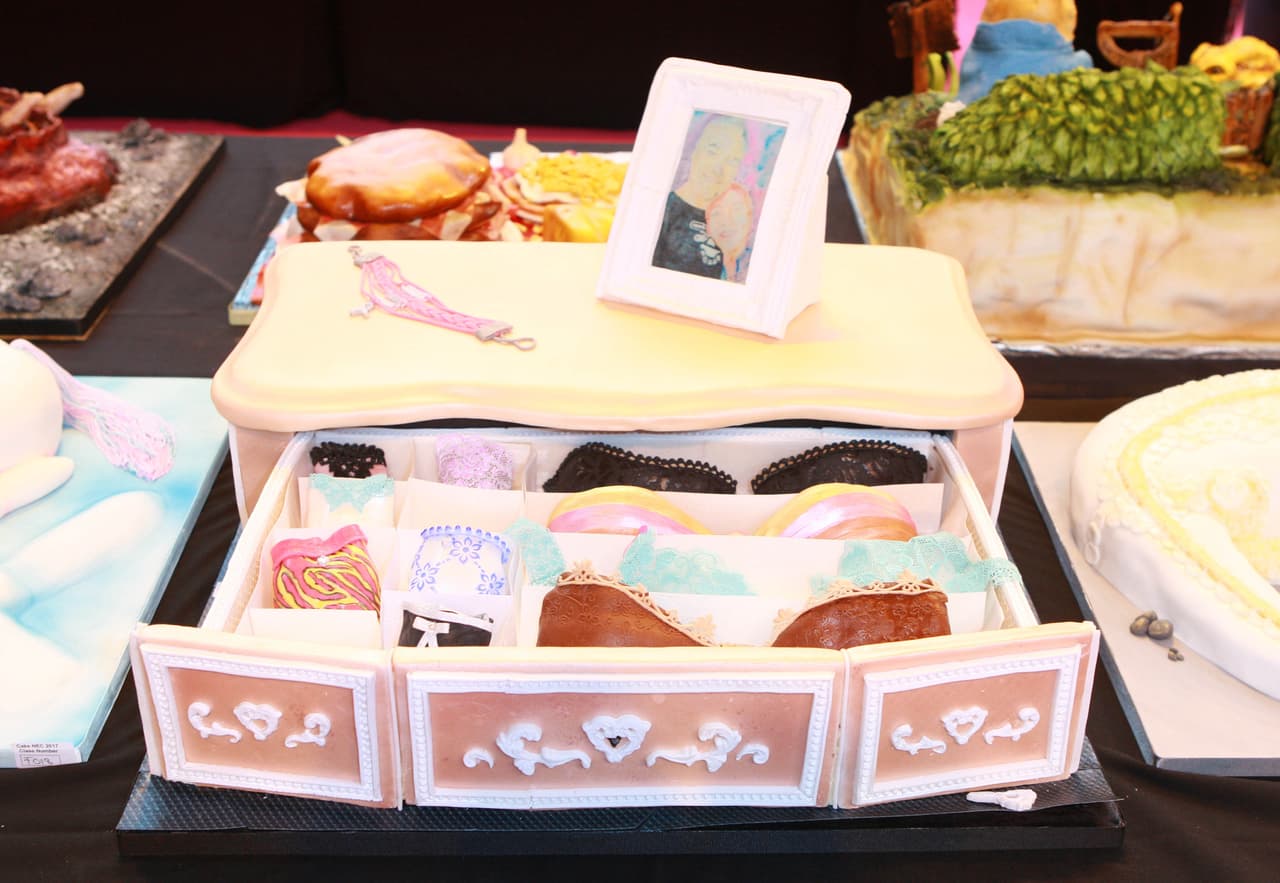 La competencia de pasteles mundial, Cake International, exhibió pasteles que llevan la decoración culinaria a lugares inesperados, con repostería en forma de personajes de películas, pájaros, perros y hasta un bebé. El show se llevará a cabo del 17 al 19 de marzo en Birmingham, Inglaterra.
