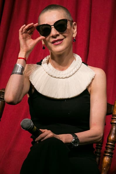 "Me gusta mi look, me gusta cómo me veo, me siento cómoda, me siento libre. El otro día fuimos al Auditorio a ver Harry Potter y se siente como feo, raro, extraño, las gotitas (de lluvia) en la cabeza, pero fuera de eso yo me siento cómoda, no sé cómo explicarlo", confesó
<b><a href="http://www.univision.com/temas/edith-gonzalez">Edith</a></b> a '
<b><a href="http://www.radioformula.com.mx/">Radio Fórmula</a></b>'.