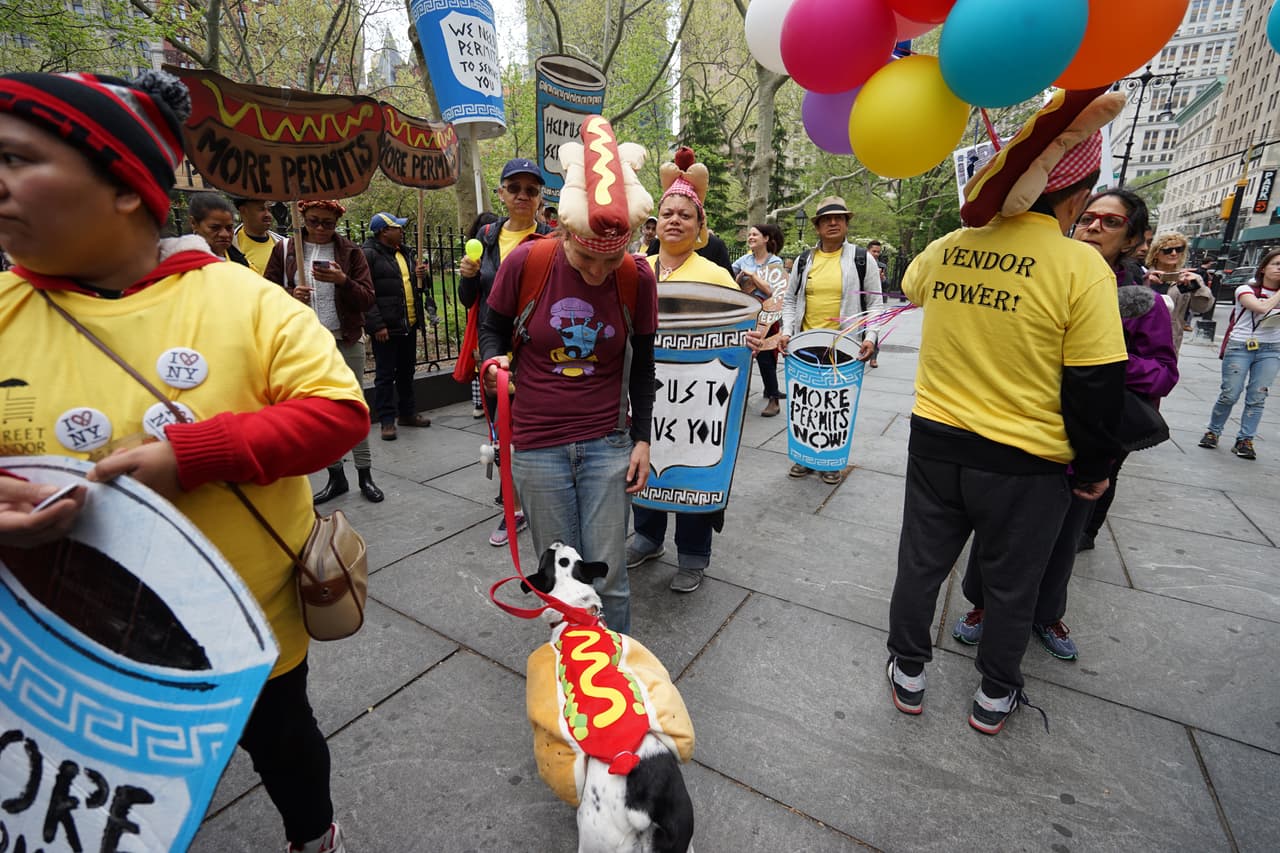 Los disfraces creativos hicieron de la protesta un mensaje contundente para la Ciudad.