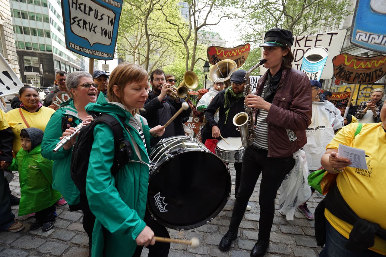 Al son de tambores y saxofón, los comerciantes pidieron que la Ciudad legalice su actividad.