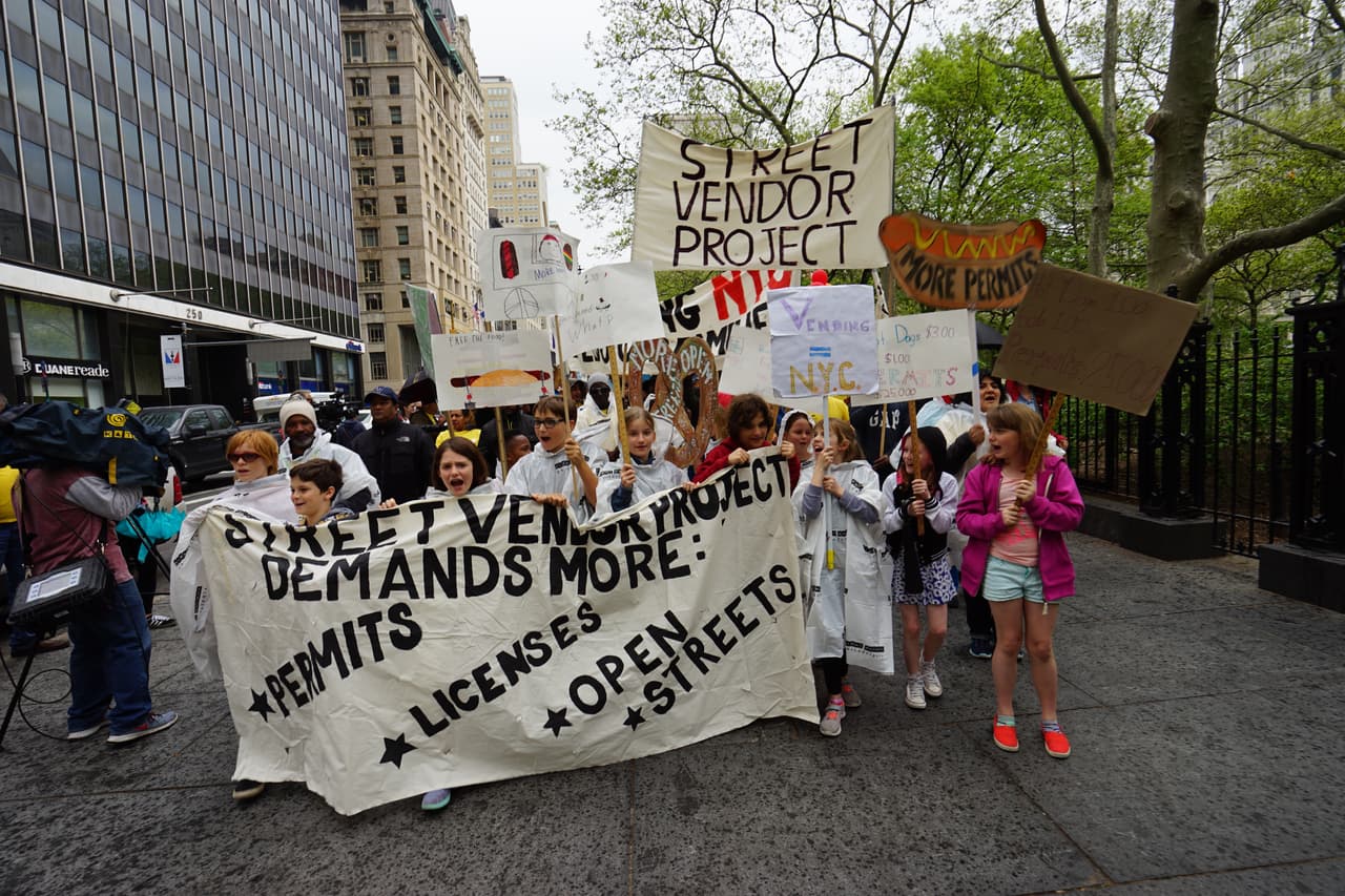 Los niños hablaron por los comerciantes ambulantes.