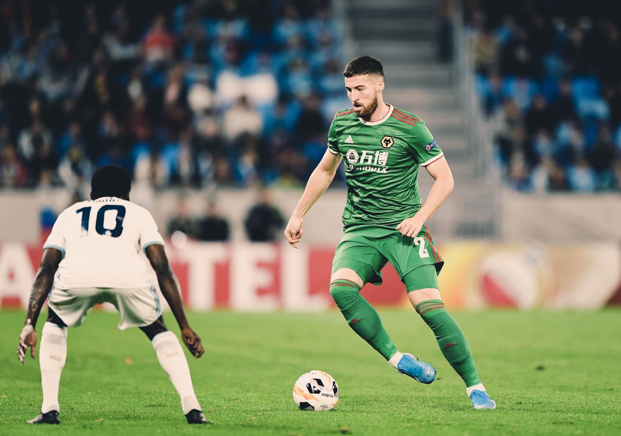 Wolverhampton se impone al Slovan Bratislava con goles de Romain Saiss y Raúl Jiménez, que dejan el marcador 2-1.