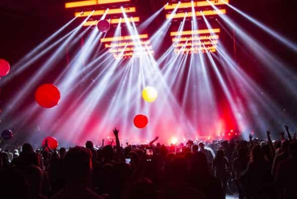 Miley Cyrus con manitas juguetonas en su 'Bangerz Tour'. En Los Ángeles la reina del escándalo se presentará a partir del 20 de febrero. ¿Será que además de la música, presentará su técnicas íntimas en cada concierto? Te damos un adelanto gráfico.