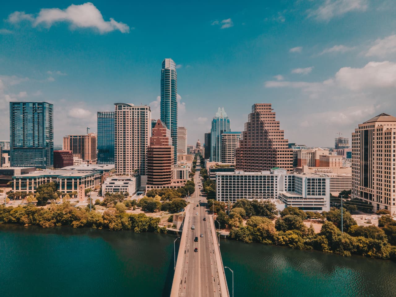 <b>Puesto 13. Austin, Texas</b>
<br>
<br>Aumento en el valor promedio de la vivienda en el último año: +29.8% (+124,115 dólares).
<br>
<br>Valor promedio de la vivienda en mayo de 2021: 540,086 dólares.
<br>
<br>Variación de la población en un año: +1.6% (+15,052 habitantes).
<br>
<br>Población: 950,807 habitantes.
<br>
<br>Aumento del ingreso familiar promedio: +6.1% (+4,114 dólares).
<br>
<br>Ingreso familiar promedio: 71,576 dólares.
<br>