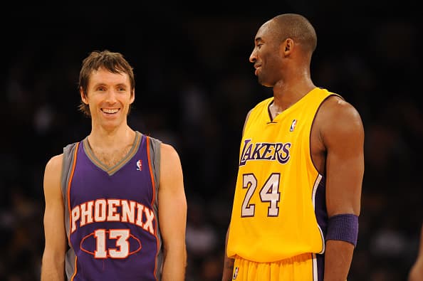 Steve Nash # 13 de los Phoenix Suns y Kobe Bryant # 24 de Los Angeles Lakers platican durante su juego en el Staples Center el 10 de diciembre de 2008 en Los Ángeles, California.
<br>