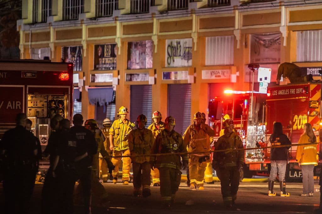 Más de 200 bomberos acudieron al lugar y docenas de camiones de bomberos, camionetas y vehículos de rescate abarrotaron las calles cercanas.