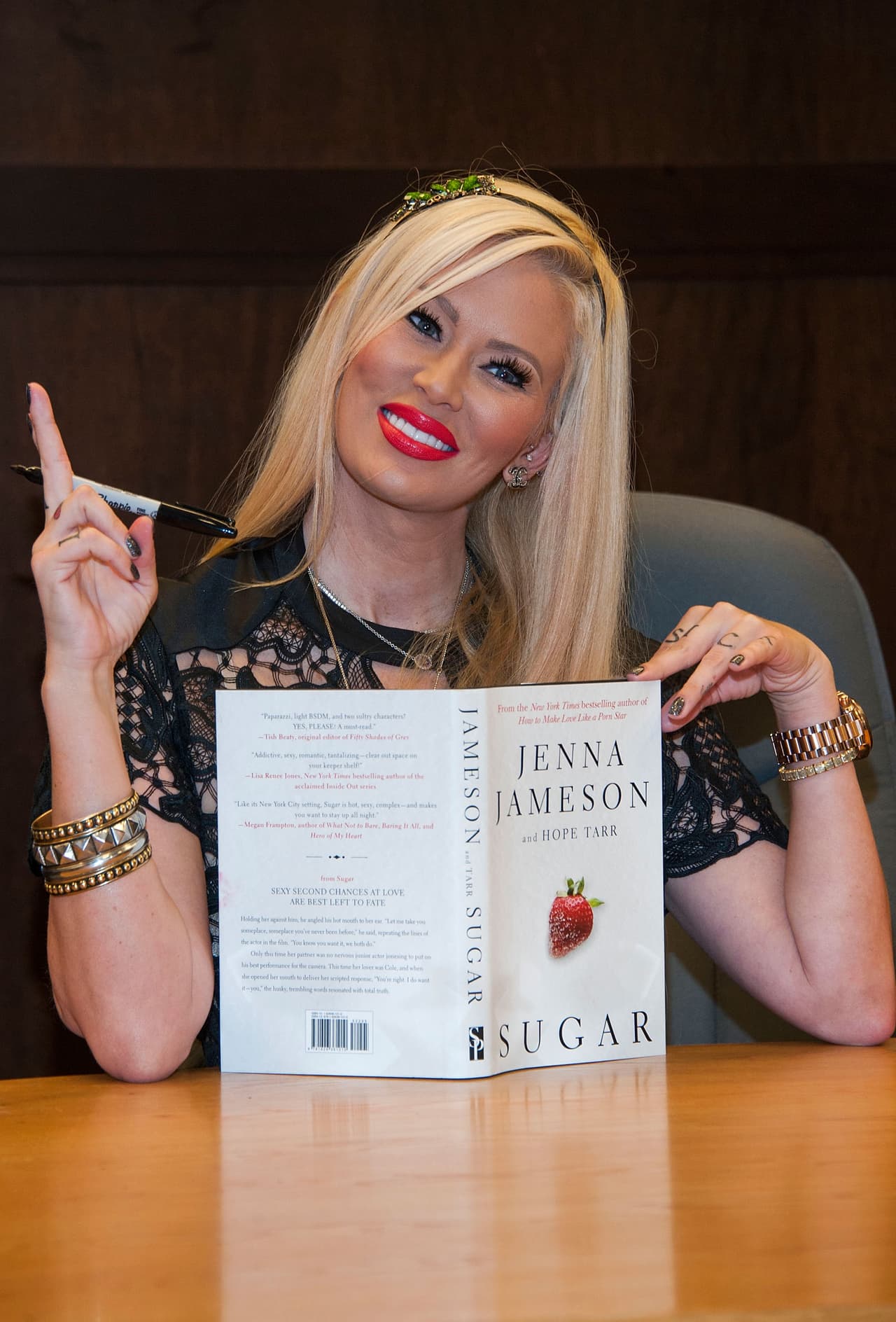 En la publicación también refirió los "analgésicos y relajantes musculares" con los que vio a Manson, de quien también dijo que se tomaba descansos para ir al baño a inhalar cocaína.