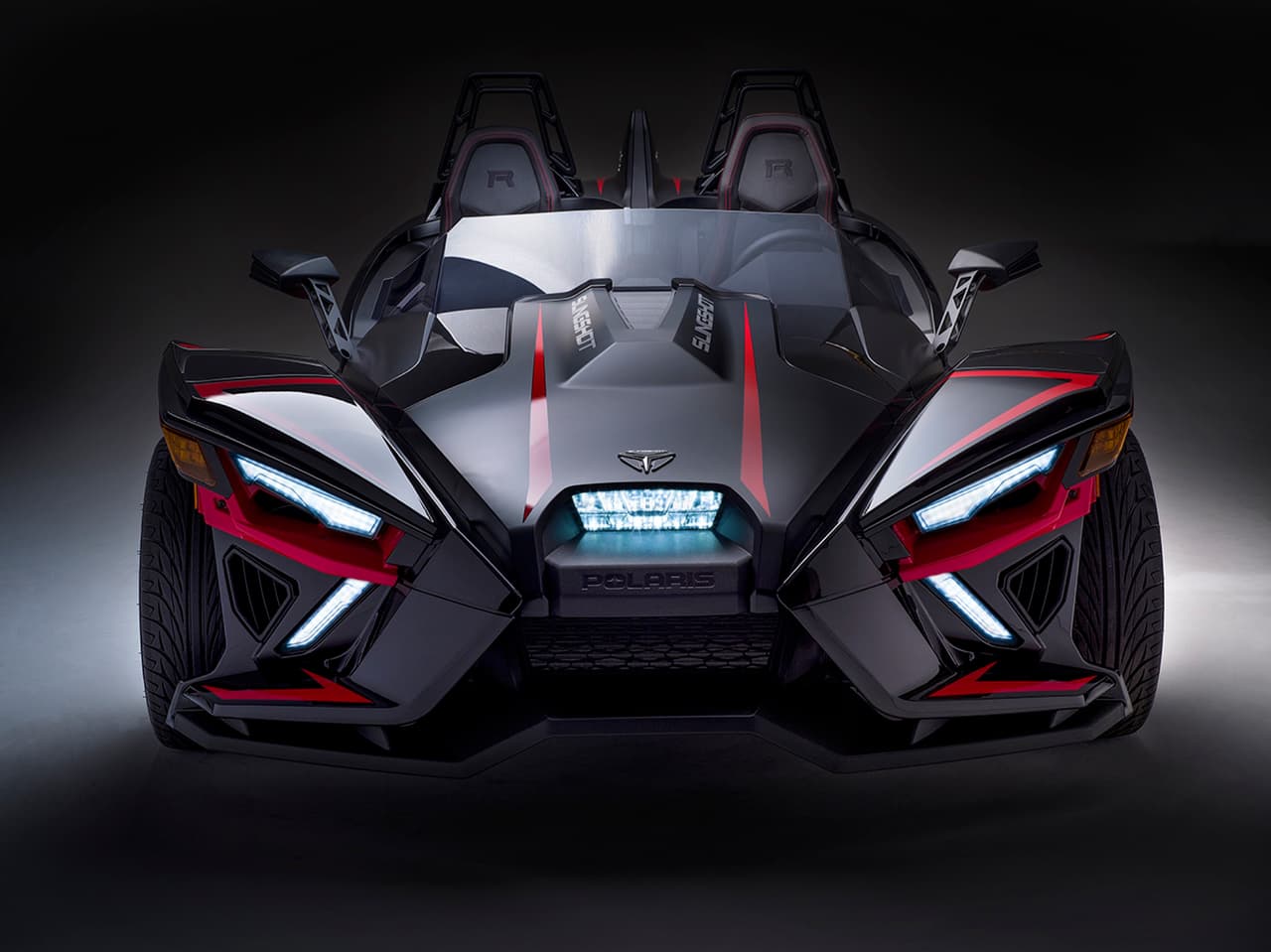 Por el frente, el Slingshot es 77.9” (198 cm) de ancho y una distancia con el piso de 5.4” (13.7 cm).