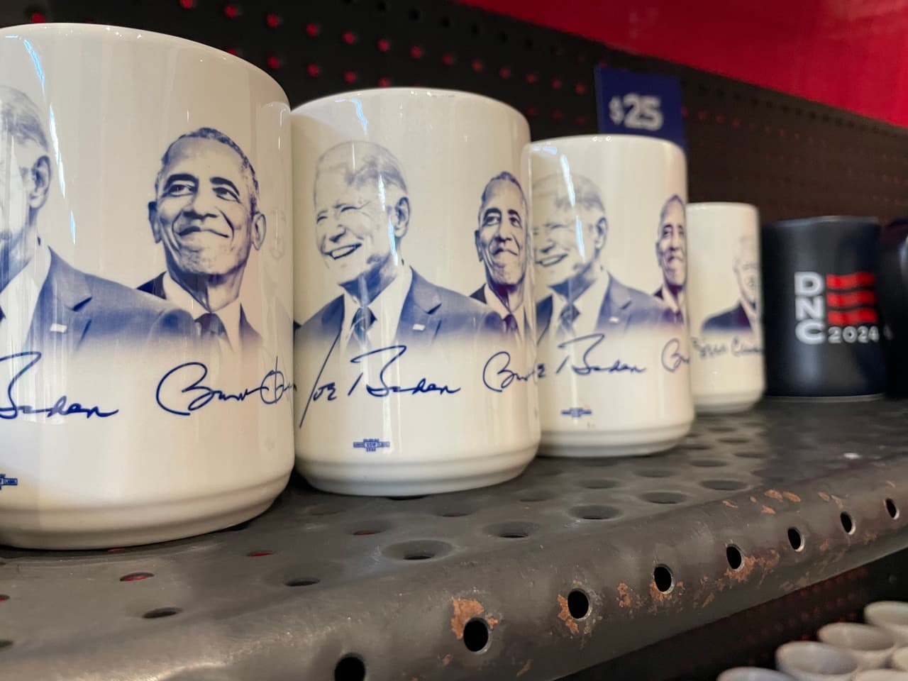 Despertar, prepararte un café y tomarlo en una taza con las caras de Bill Clinton, Joe Biden y Barack Obama.