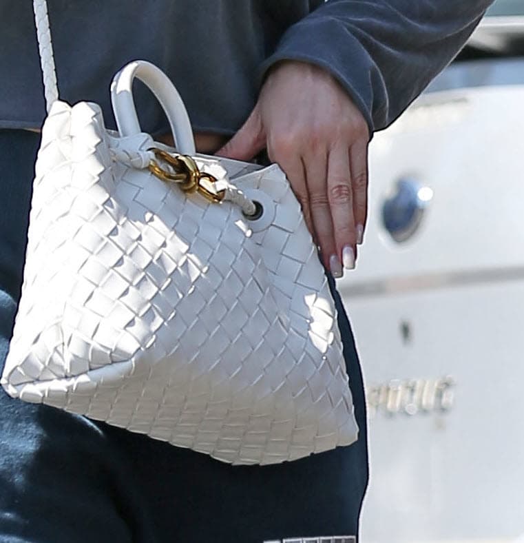 La actriz parecía despreocupada mientras los fotógrafos pudieron darse cuenta que no llevaba la sortija en ninguna de las manos.