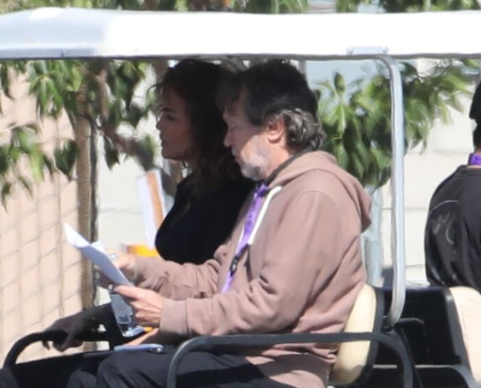 “Ahora que toda la emoción de las bodas y las lunas de miel se ha desvanecido, a 'Jen’ le da pánico que Ben se aburra de la vida de casado muy rápidamente”, dijo la persona. 
<br>