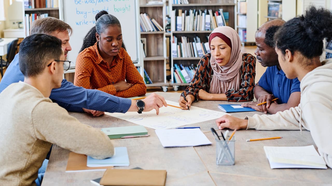<b>Literacy Achieves:</b> Esta organización ofrece 
<b>clases de inglés como segundo idioma (ESL) en varios lugares de Dallas</b>. Sus programas 
<b>están diseñados para ayudar a los estudiantes a mejorar su inglés de manera efectiva</b>. Para más información, 
<a href="https://www.literacyachieves.org/" target="_blank">visita su sitio web haciendo clic aquí</a>.