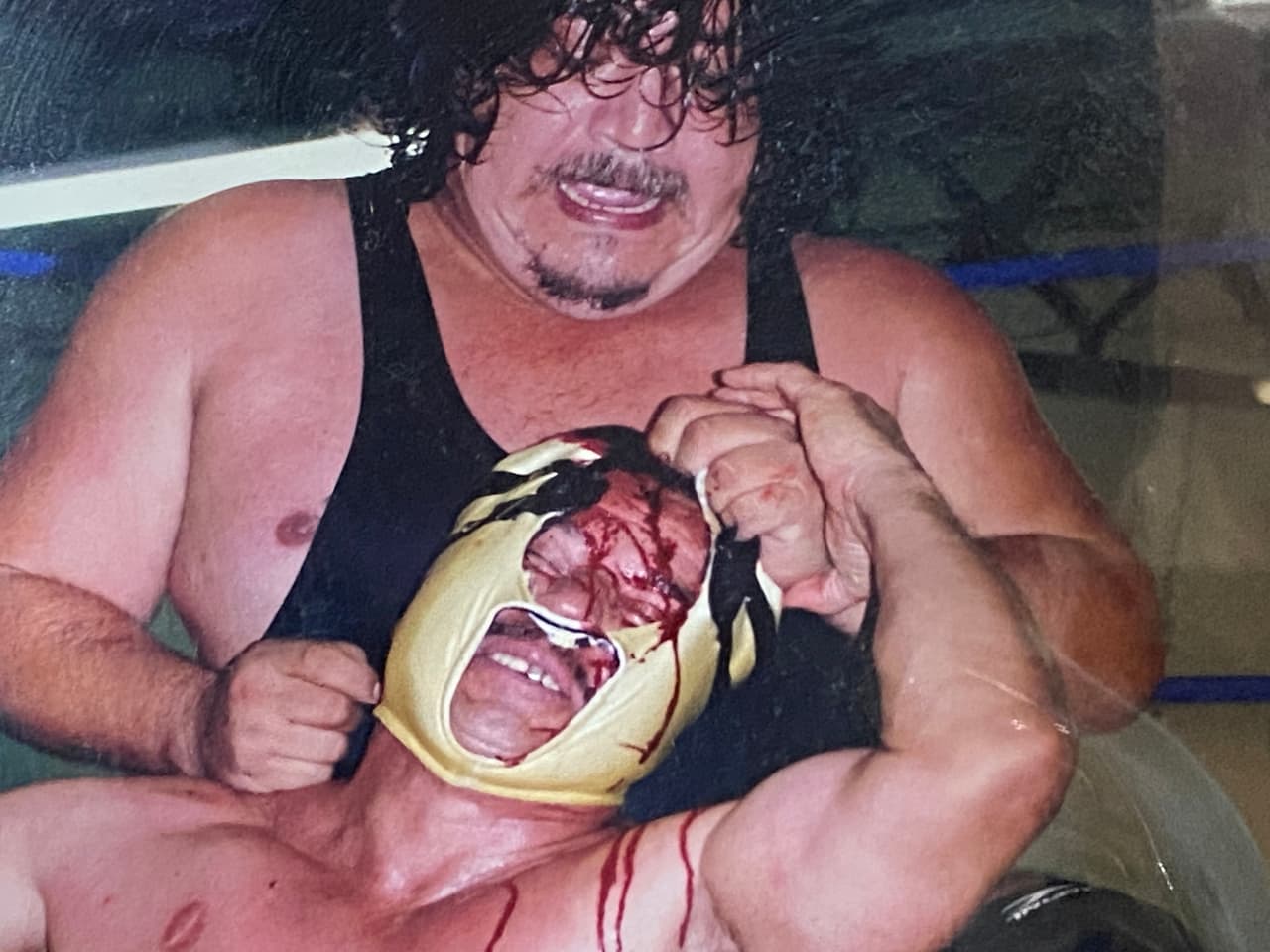 La historia de este guerrero ha quedado plasmada en un libro que decidió escribir el día que le avisaron que entraría al salón de la fama de la lucha libre de Nogales.
<br>