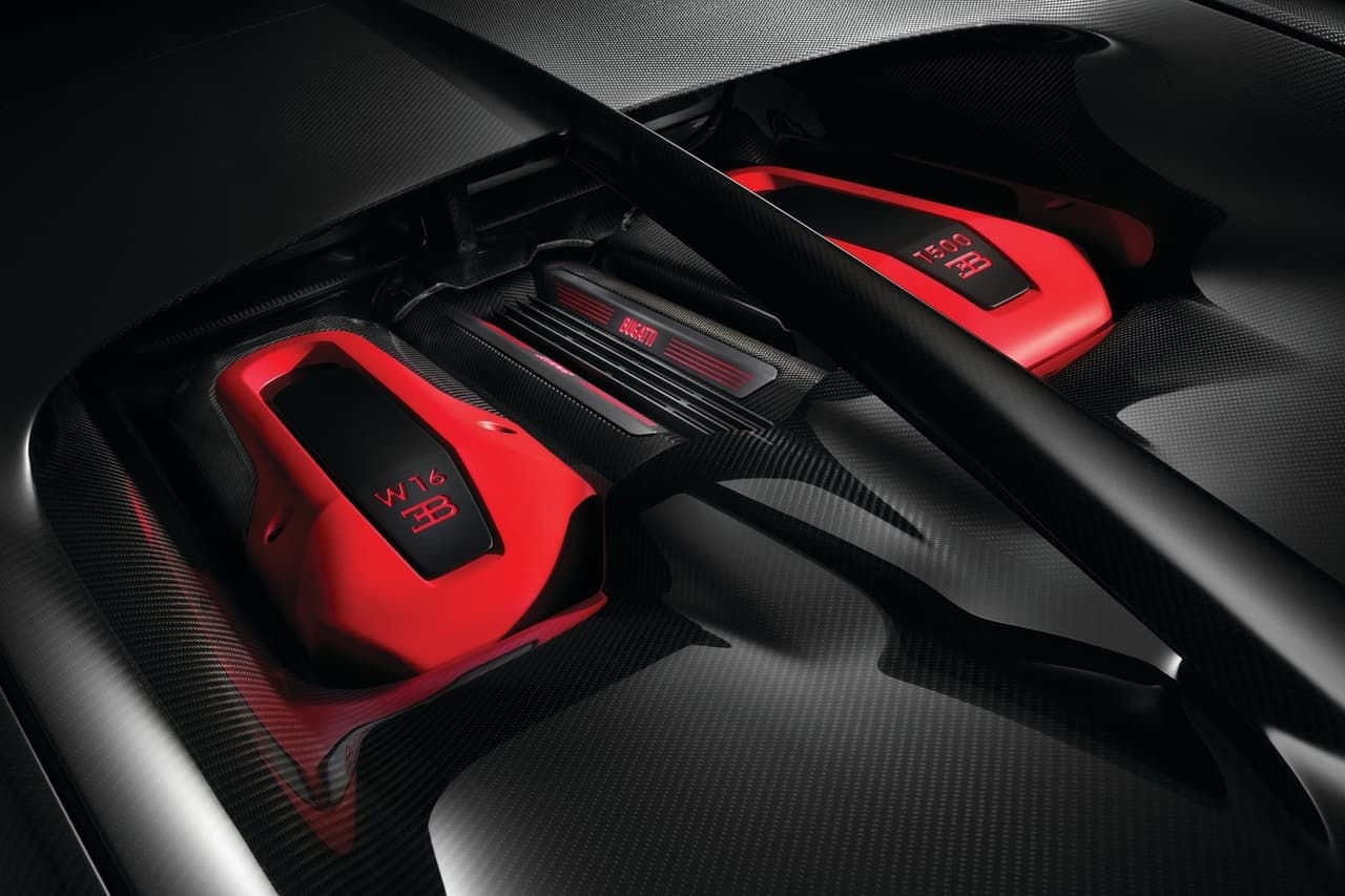 <h3 class="cms-H3-H3"><b>3. Potencia</b></h3>
<br>
<br>En el apartado mecánico, los carros de Bugatti también son criaturas complejas que constantemente ponen a prueba los límites de la velocidad. El Chiron, por ejemplo, monta el motor más poderoso en un auto de producción en serie. Un 16 cilindros en W de 8.0 litros con turbocompresor cuádruple, capaz de generar hasta 1,500 caballos de potencia y 1,180 lb-pie de torque. ¿Qué tanto es esto? Suficiente para impulsar una máquina de dos toneladas de 0 a 60 mph (98 km/h) en tan solo 2.4 segundos y alcanzar una velocidad máxima limitada electrónicamente de 261 mph (418 km/h). En el 2019, el fabricante le dio rienda suelta a este carro y se convirtió en el primer modelo en superar la mítica barrera de las 300 mph (483 km/h) e impuso un nuevo récord de velocidad. Ser propietario de un Bugatti significa ir al volante de una de las bestias más feroces de la historia.
<br>