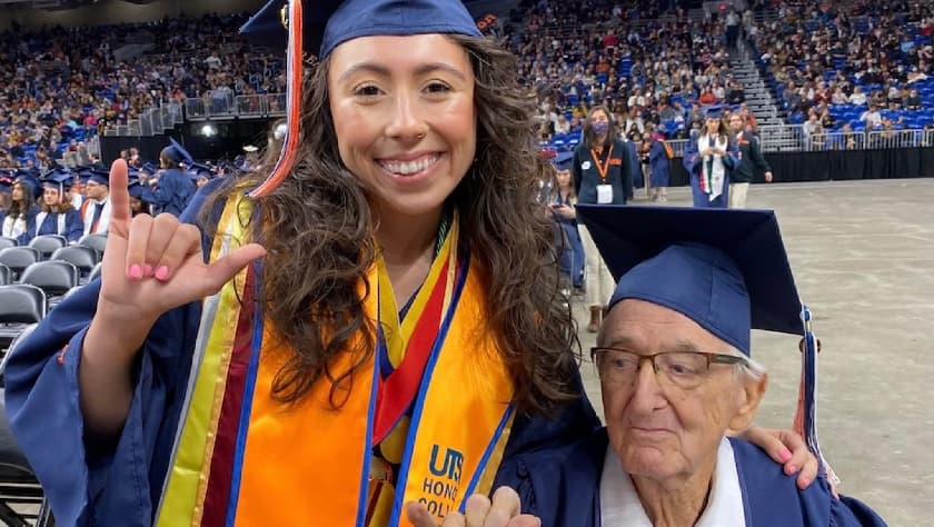 Una estudiante hispana de 23 años se gradúa de la universidad junto a su abuelo de 88
