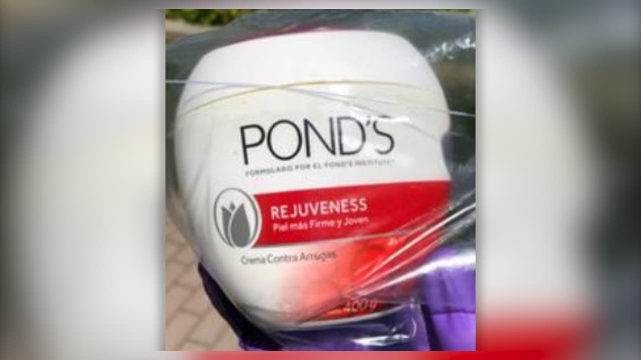 En el último caso, 
<a href="https://www.univision.com/local/sacramento-kuvs/una-mujer-de-california-esta-en-coma-tras-usar-una-crema-con-mercurio-comprada-en-mexico">una mujer de Sacramento quedó en un estado semi-comatoso después de usar una crema para la piel importada de México</a>. La crema muestra la marca Pond’s, pero el Depto. de Salud del condado aclara que fue traída a Estados Unidos por una red informal de personas que le agregó el metilmercurio.