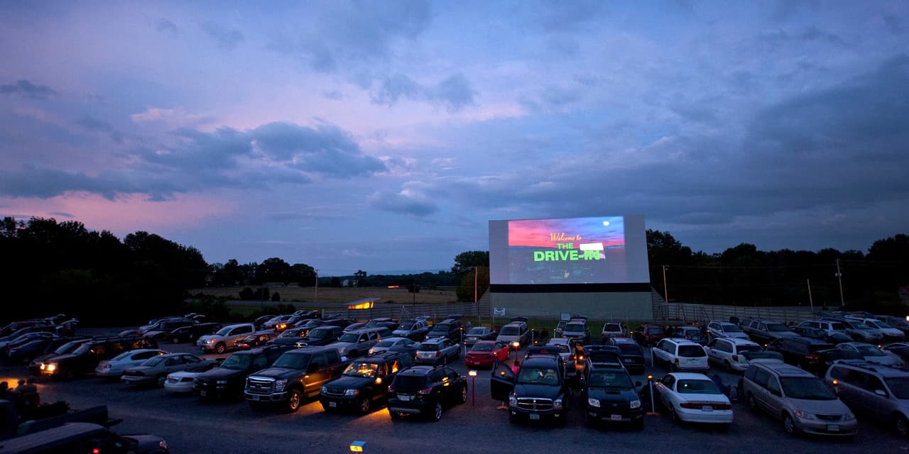 <b>Vayan a ver una película desde el auto. </b>Triangle Drive-In, en Triangle Town Center en Raleigh, está celebrando el Día de la Madre con tres noches de autocine: Instant Family (viernes), Unstoppable (sábado) y Stepmom (domingo). Los boletos cuestan $10 para adultos y $7 para niños.