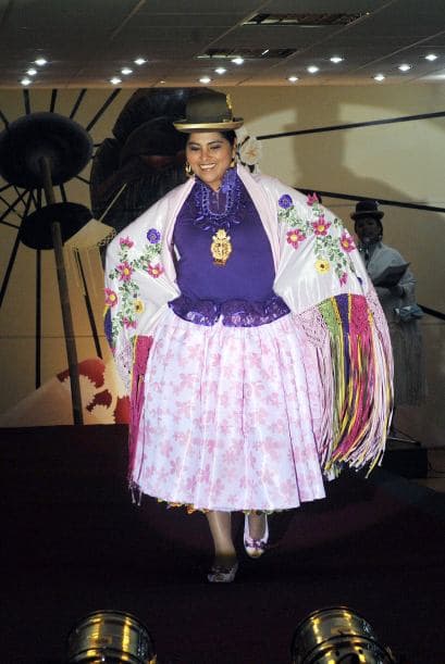 La industria de los vestidos femeninos tradicionales mueve anualmente millones de dólares en Bolivia.