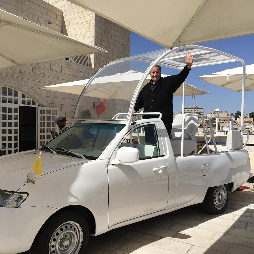 Hasta pudo subirse al papamóvil con el que el papa Francisco recorrió Belén.