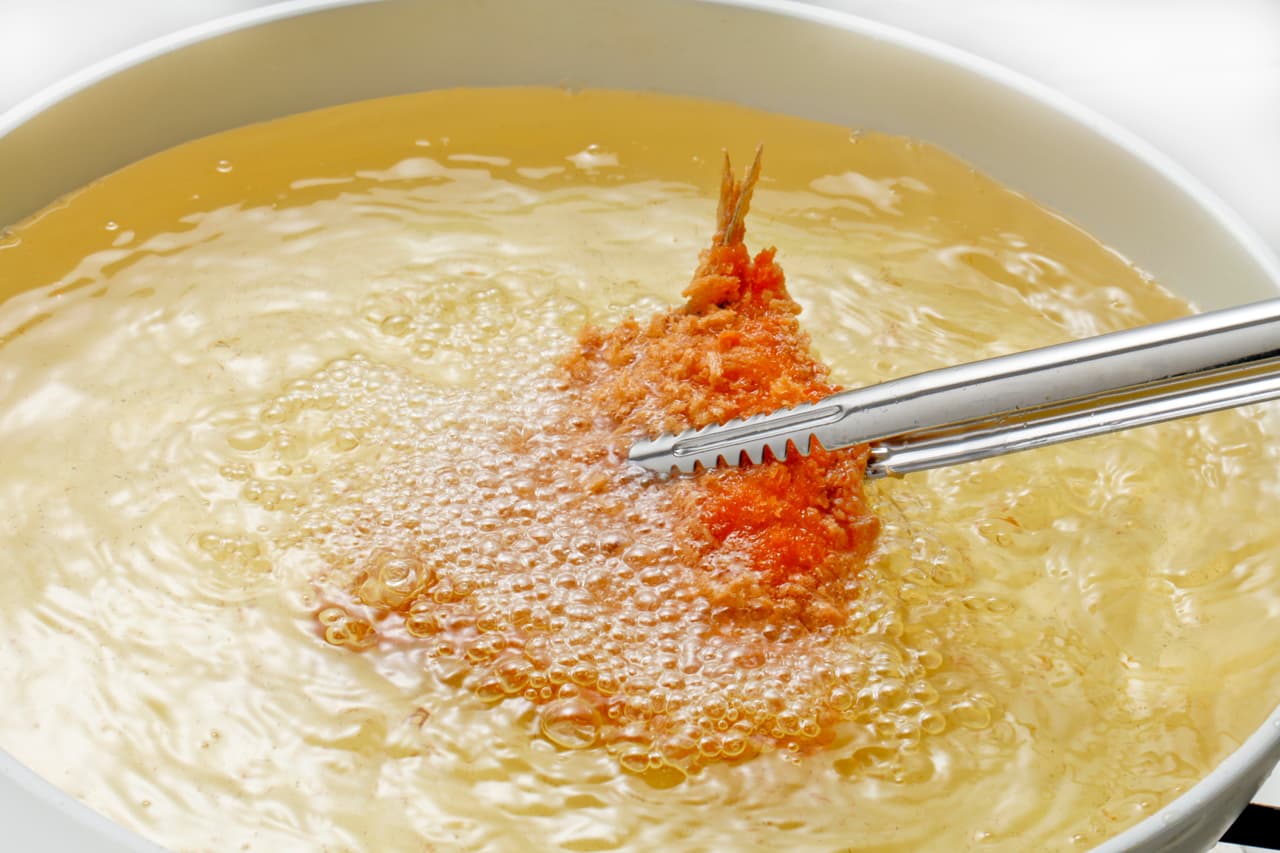 2. Caliéntalo a elevadas temperaturas y cocina las frituras durante pocos instantes.