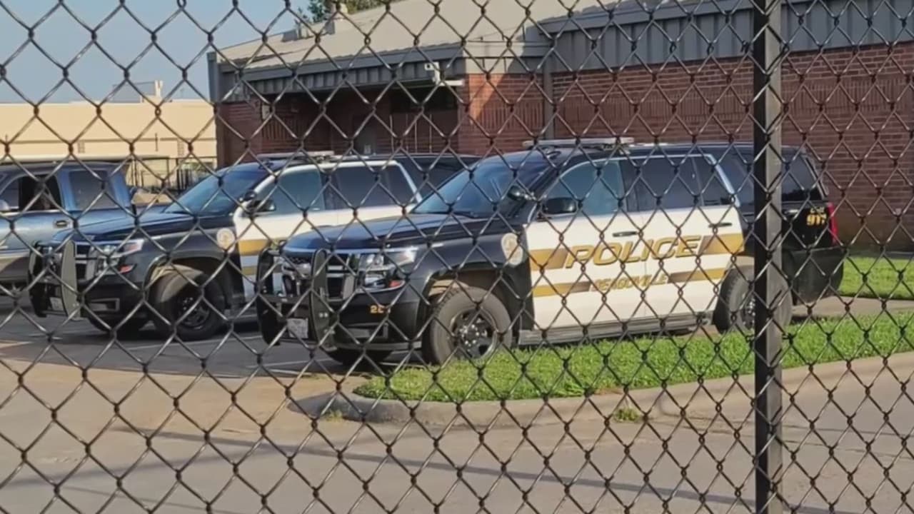 Según el informe de las autoridades, las menores de 16 y 17 años de edad fueron encontradas en un cuarto de hotel en la ciudad de Plano. Por el momento hay una persona que está siendo interrogada, aunque no se ha esclarecido el motivo del porqué las adolescentes llevaban más de 48 horas sin regresar a su hogar.