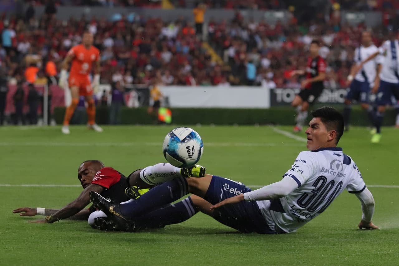 El segundo tiempo tuvo un lapso bastante largo sin emociones, disputándose el balón lejos de las áreas.