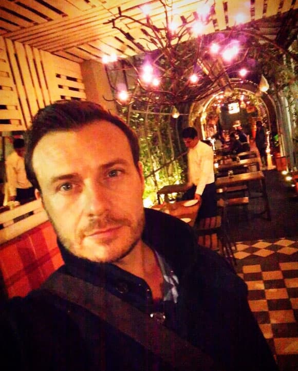 Mario ha enamorado a varias mujeres con esos ojos de color, pero sobre todo con su talento.