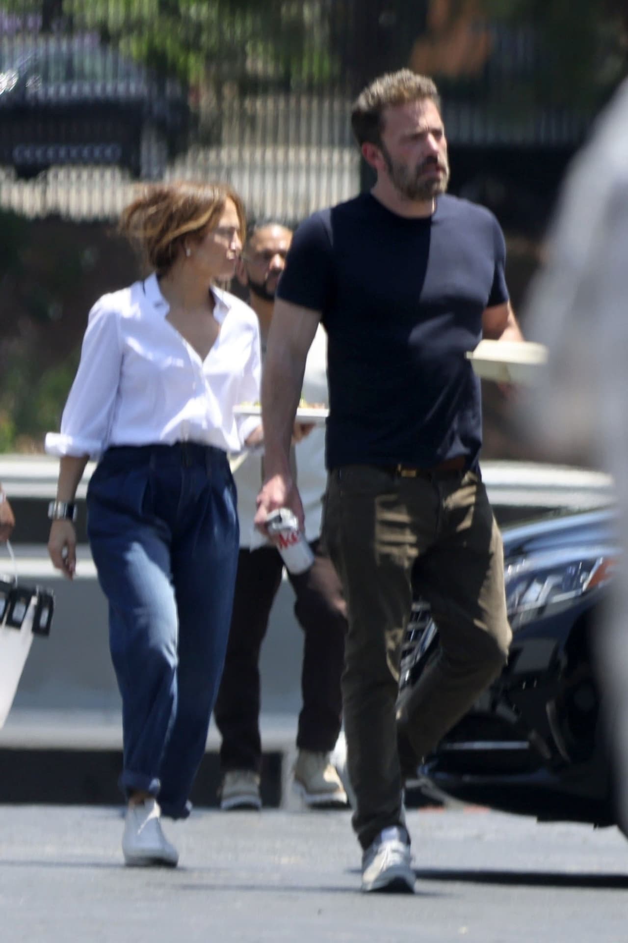 Affleck no usó la peluca todo el tiempo, pues se le vio comer con JLo sin la caracterización.