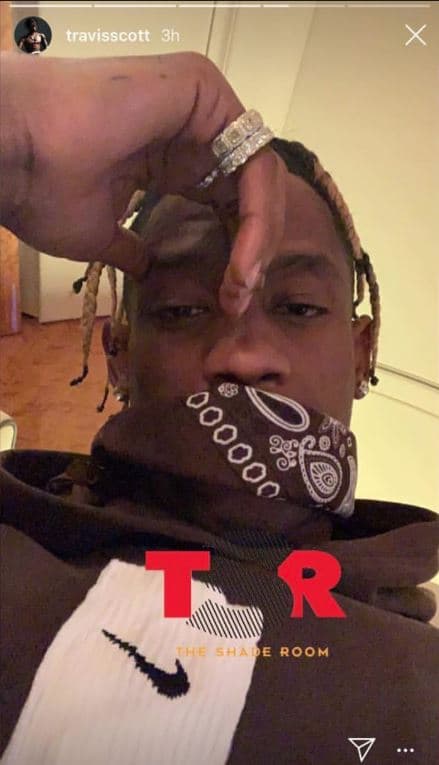 Sin embargo, poco después el novio de Kylie Jenner publicó en sus historias de Instagram una foto en la cual posa con una chaqueta Nike. En la imagen el rapero aparece serio y llevándose una mano a la frente, como si estuviera harto, lo que muchos interpretaron como una respuesta a Kanye.
<br>