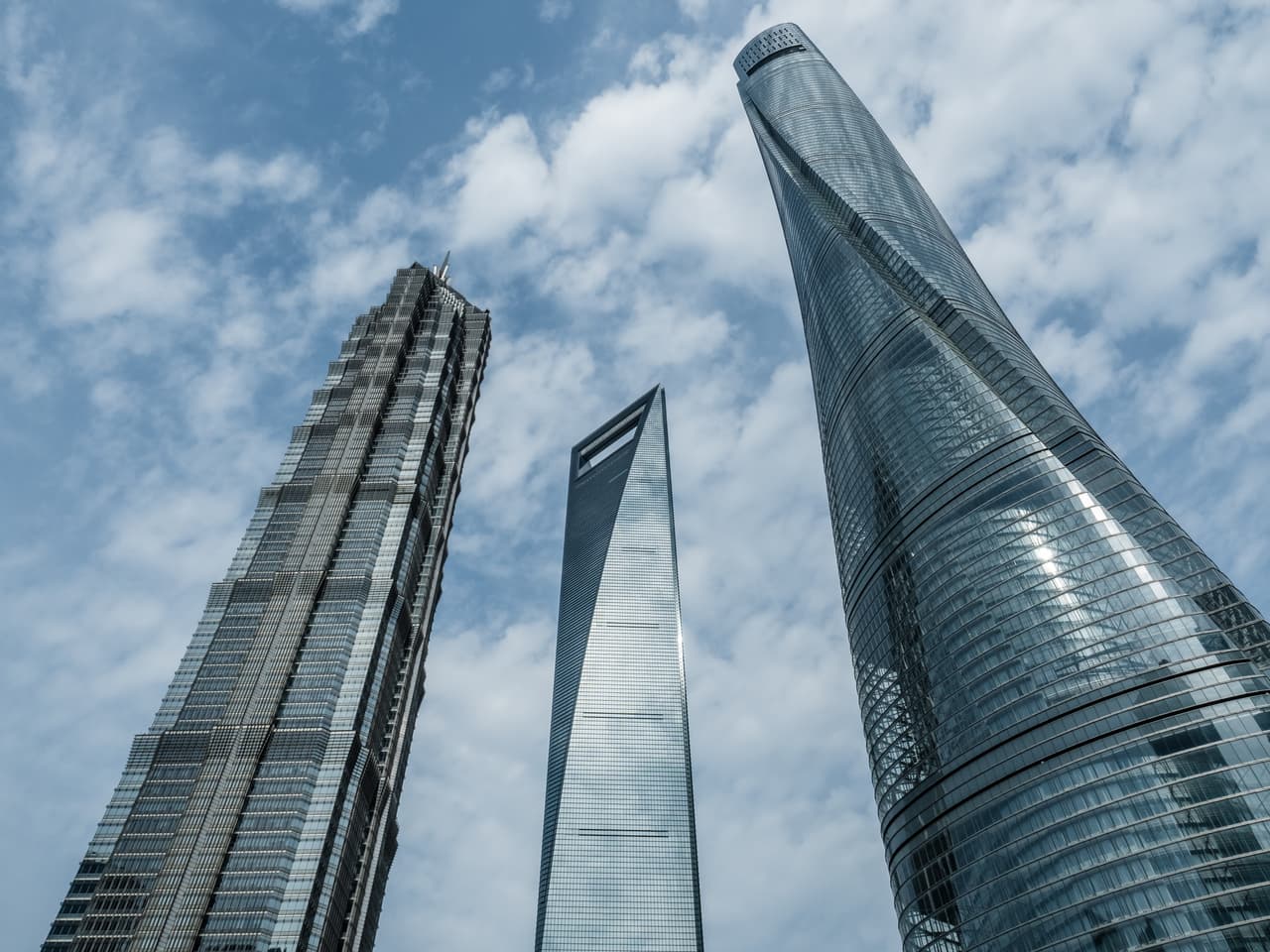 El título de hotel más alto generalmente se aplica solo a los edificios utilizados exclusivamente como hoteles, a diferencia del Hotel J, que solo ocupa la sección superior de la Torre de Shanghai (a la derecha en esta fotografía).