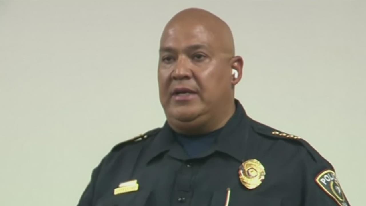 Autoridades escolares de Uvalde deciden este sábado si despiden al jefe de Policía, Pete Arredondo