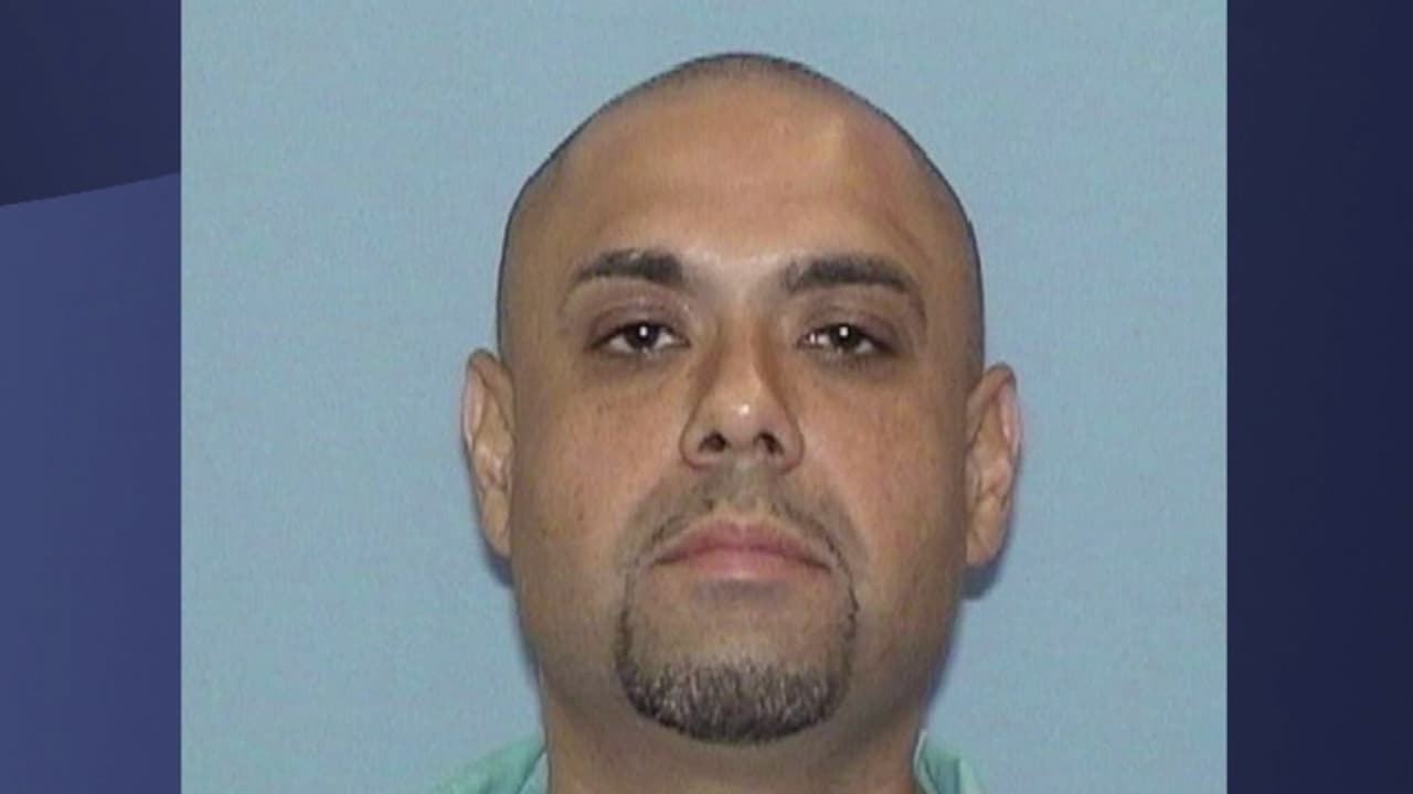 El veterano, Miguel Perez Jr, deportado a México, asiste a su cita de naturalización este miércoles en Chicago