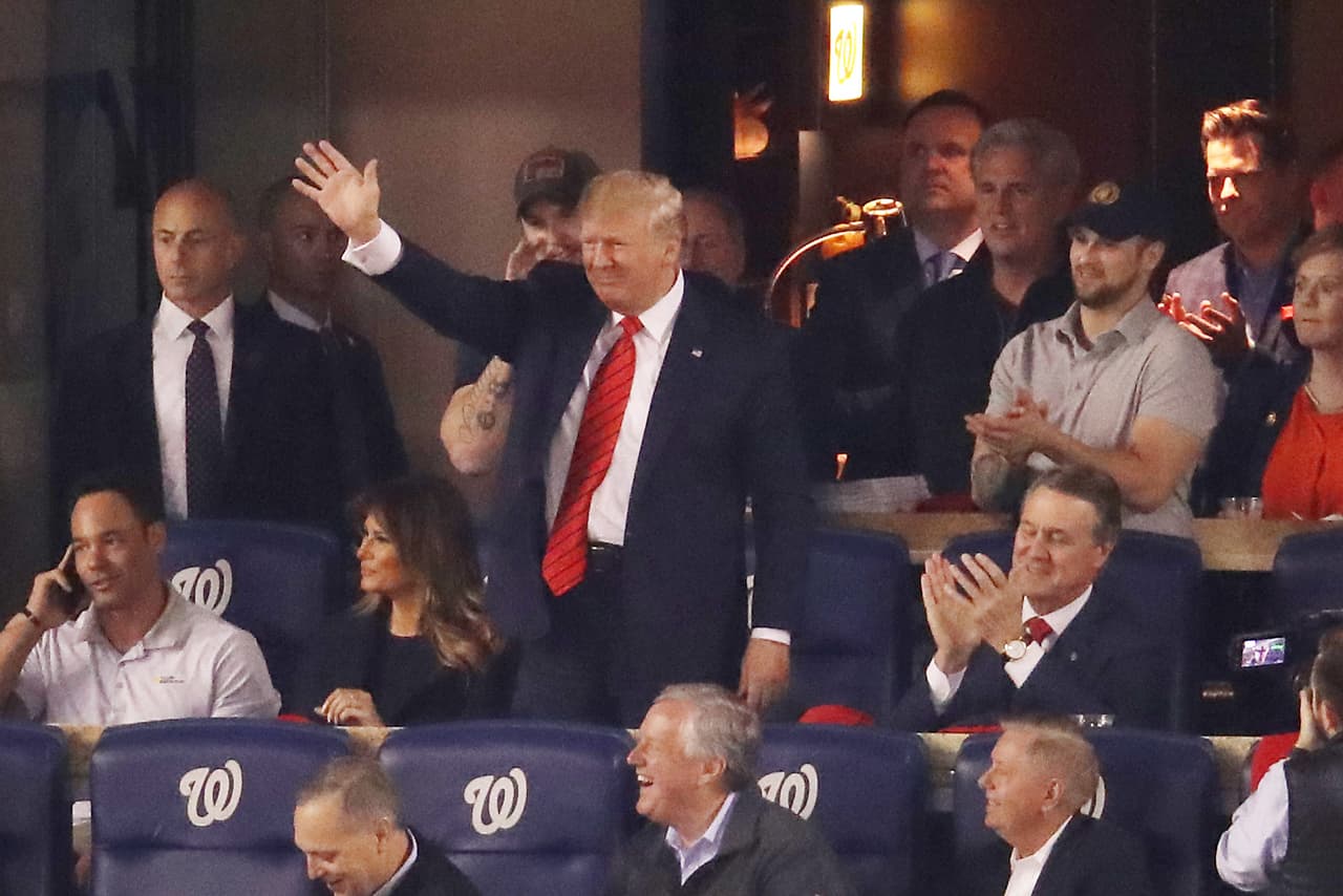 Trump sonrió ante lo sucedido y disfrutó del partido en uno de los palcos del estadio.