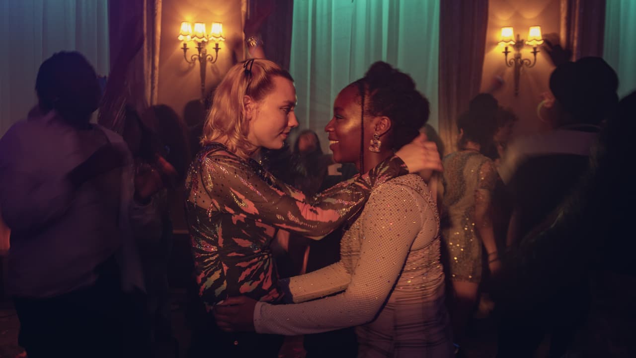 <b>L (lesbiana): Tara y Darcy de ‘Heartstopper’</b>
<br>La primera letra de este término es la L, la cual hace referencia al lesbianismo, la orientación sexual que describe a las mujeres que se sienten atraídas tanto emocional como sexualmente hacia otras mujeres. En ‘Heartstopper’ podemos ver una pareja lesbiana definida abiertamente, la cuál está conformada por Tara y Darcy. A pesar de los prejuicios, ambas se mantienen orgullosas de su amor.