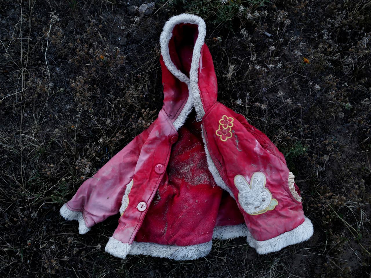 La chaqueta de un niño migrante que fue recuperada por el artista Mohsen Lahzib. (Foto AP / Nariman El-Mofty)