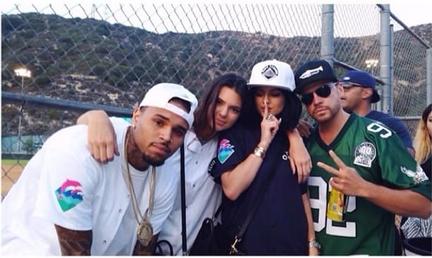 Y es que se rodea de puro rapero de renombre, incluyendo claro a Chris Brown y a uno de los mejores productores, su cuñado Kanye West.