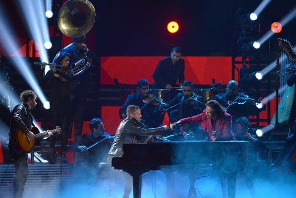 Al final, los dos celebraron el éxito de su actuación.