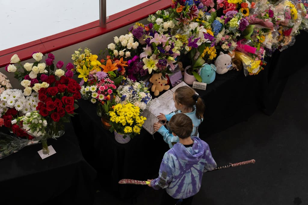 Jóvenes patinadores visitaron este domingo un memorial improvisado en las barandas del MedStar Capitals Iceplex en Arlington, Virginia, para honrar a sus compañeros patinadores artísticos que se encontraban entre las 67 víctimas del accidente aéreo.