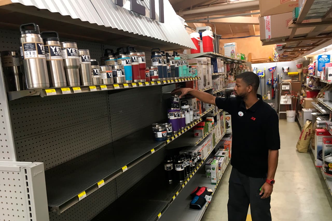 En los supermercados y ferreterías de toda la región no fue raro ver estantes semivacíos. Cientos de residentes corrieron a estos comercios para realizar compras de pánico, como ocurrió en Moraga Hardware and Lumber. Arthur Barnes, empleado de la tienda, dijo que los contenedores para mantener las bebidas frías fueron de los productos más vendidos.