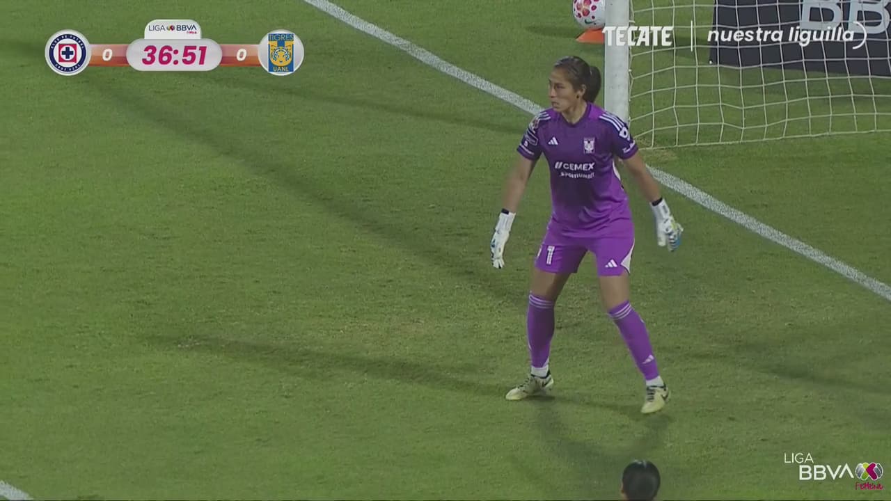 ¡Disparo de Solange Lemos, que pone en aprietos a Tigres!