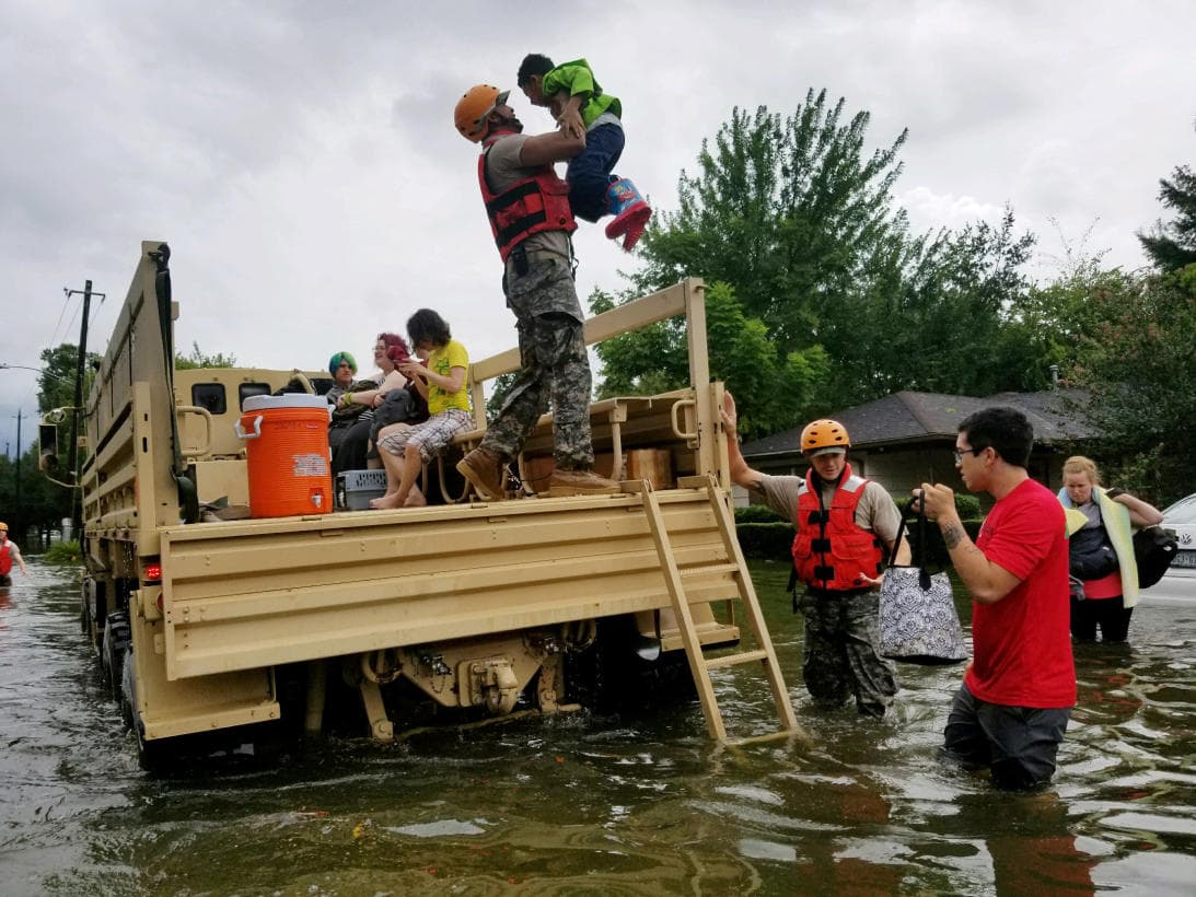 Texas despliega 3,000 guardias nacionales tras desastre provocado por Harvey