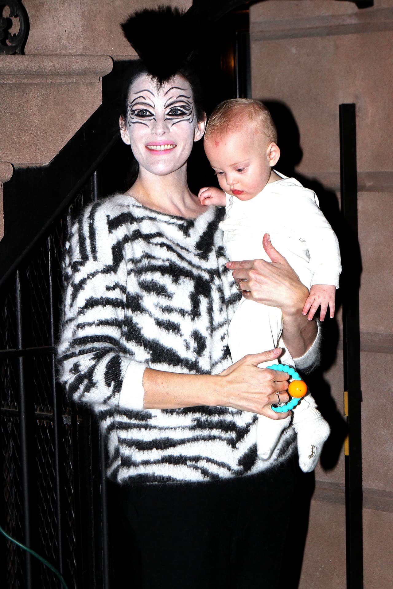 Su nene fue un fantasmita, todo de blanco.