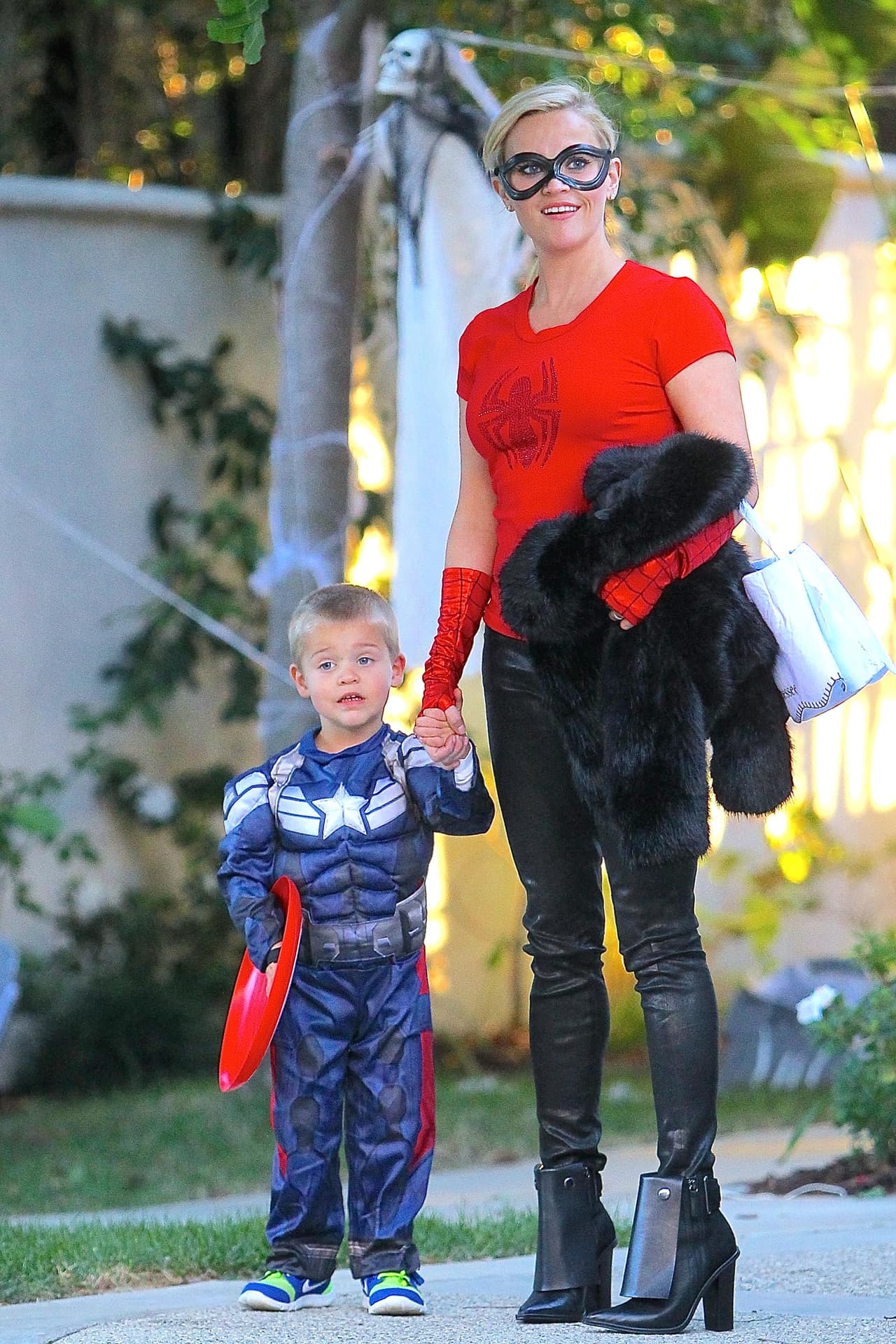 Aquí Reese Witherspoon con su Capitan América.