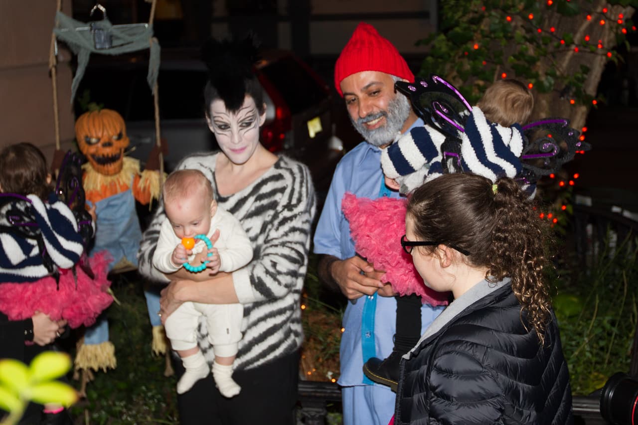 Toda la familia pidiendo dulces.