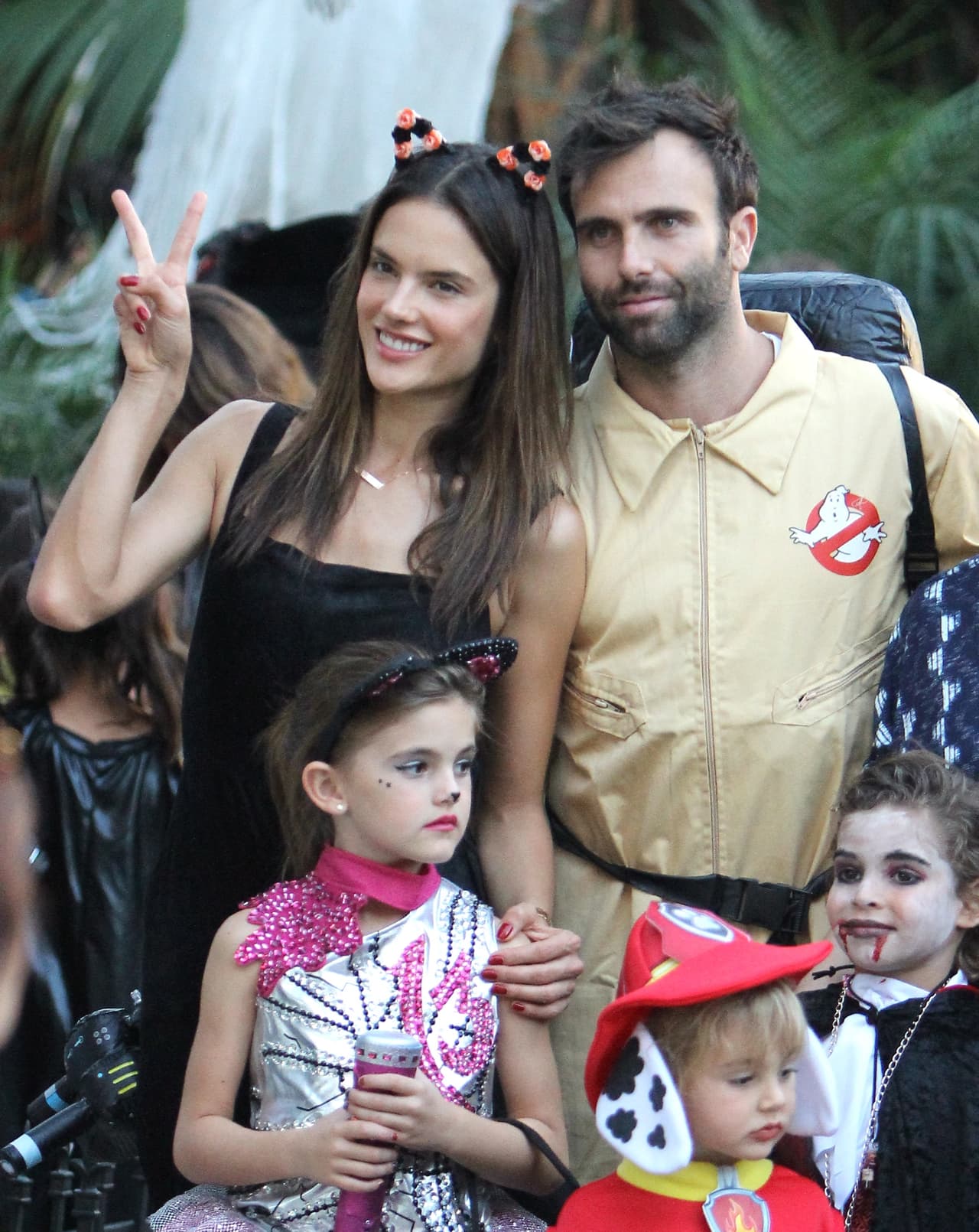 Alessandra Ambrosio y su familia disfrutaron de Halloween al máximo.