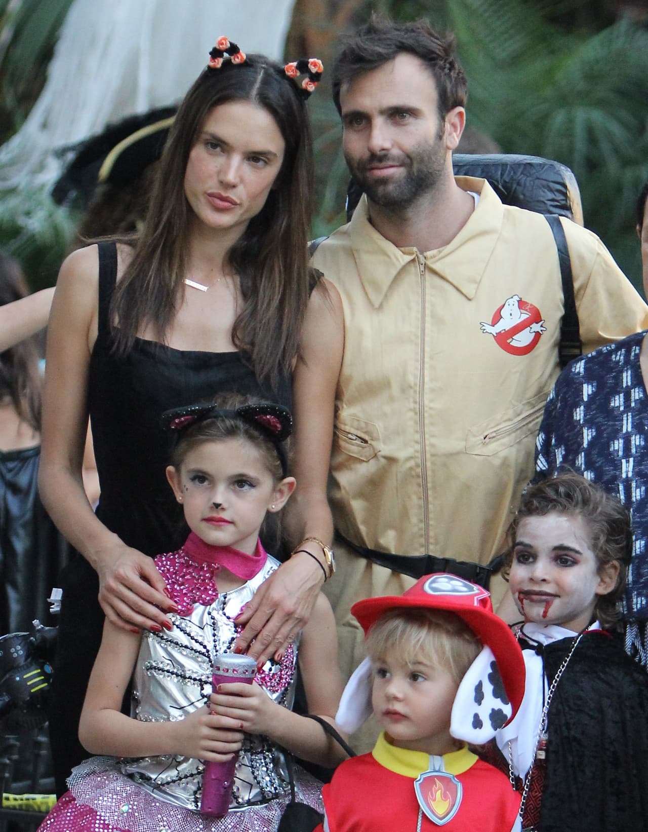 La modelo fue una gatita y su esposo un 'Ghostbuster'.