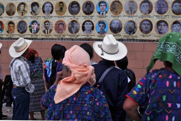 El pueblo índigena de Ribanal al norte de Guatemala, se inauguró un mural con fotografías de muertos y desaparecidos durante la guerra civil guatemalteca.